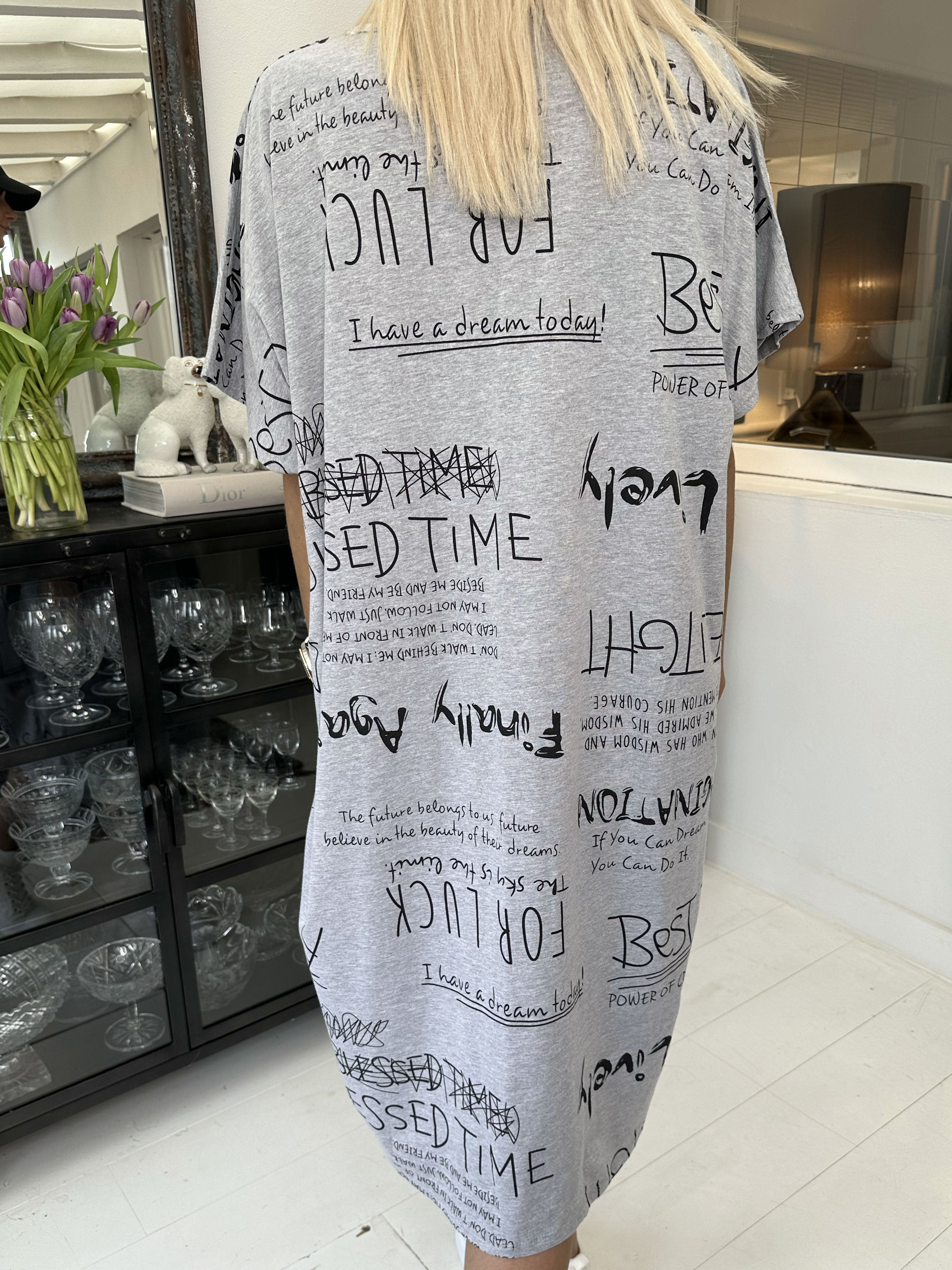 Pil - Cool t-shirt kjole med skrift